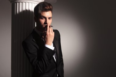 onun cigarrete zevk iş adamı