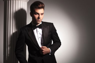 zarif iş adamı beyaz sütun poz