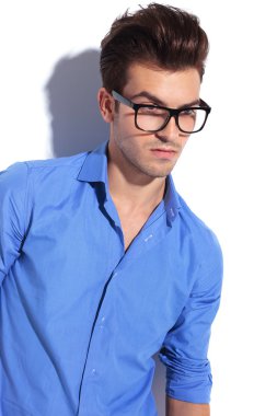 genç çekici iş adamı aşağı bakıyor.