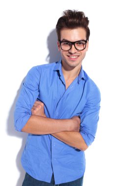 Beyaz duvara yaslanmış yakışıklı iş adamı 