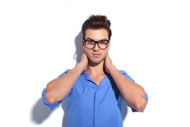 Beyaz duvara yaslanmış yakışıklı iş adamı 