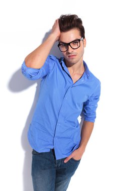 Saçları sabitleme çekici genç iş adamı