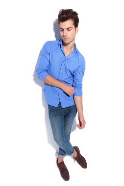 Yakışıklı genç moda adam onun kol çekerek