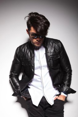 Moda adam aşağı bakıyor