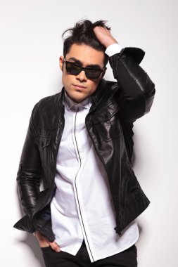 saçları tamir ederken kameraya bakan adam.