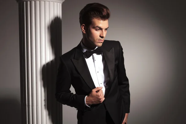 Muž mladí elegantní obchodní řešení jeho sako — Stock fotografie