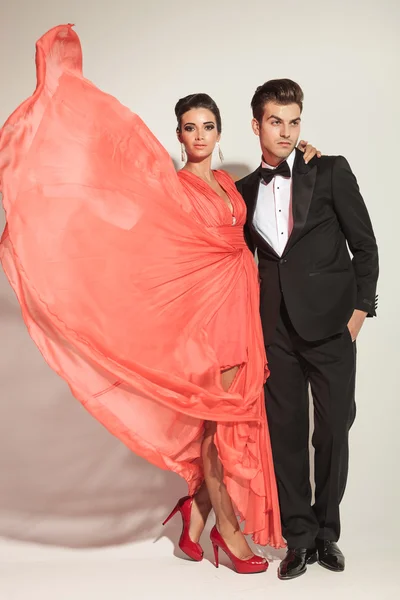 Junges Mode-Paar posiert auf grauem Studiohintergrund — Stockfoto