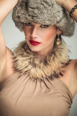 kürk yaka ve şapka ile güzel bir kadının yüzü