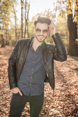 moda erkek saçı tamir ederken gülümseyen