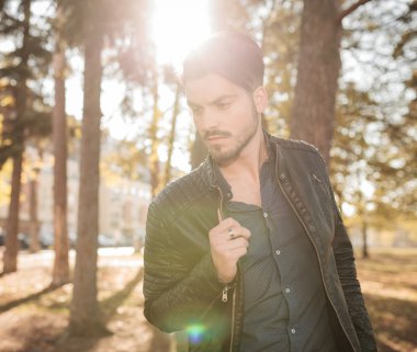 Genç Moda adam aşağı bakıyor