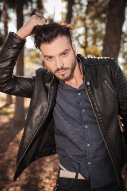 adam parkta yürürken saçları sabitleme