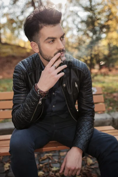 Άνθρωπος της μόδας της νεανικής μόδας απολαμβάνοντας το τσιγάρο του — Φωτογραφία Αρχείου