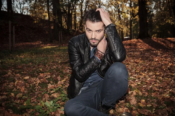 Mann sitzt im Park und entspannt sich — Stockfoto