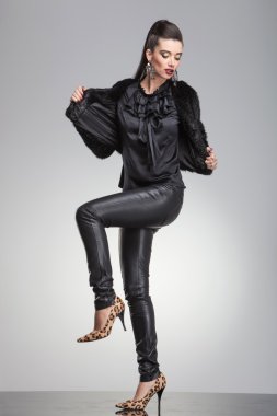 Ona kürk çekerek şık moda kadın 