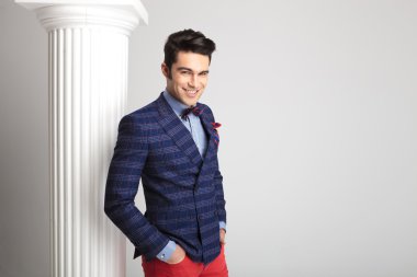 Smart casual adam kameraya gülümseyen