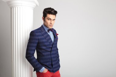 moda adam cebinde her iki elele