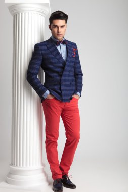 Genç Moda adam elleri ceplerinde ile poz