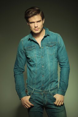 Her iki başparmak ceplerine tutan adam