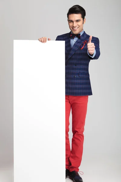 Uomo moda mostrando il pollice in alto segnoάνθρωπος της μόδας δείχνει τους αντίχειρες επάνω σημάδι — Φωτογραφία Αρχείου