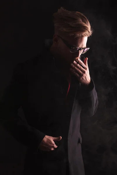 Biznes człowiek patrzy podziwiając jego papierosa — Zdjęcie stockowe