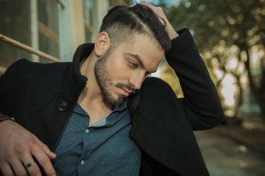 Rahat moda adam aşağı bakıyor 