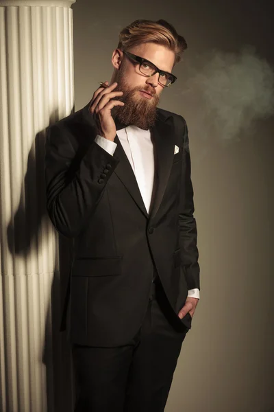 Business man posing near a white column — Stock Photo, Image