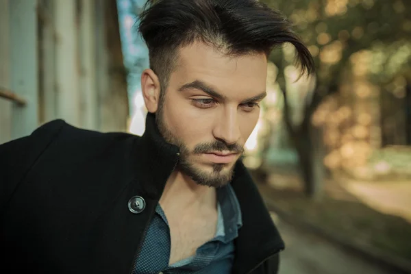 Handsome fashion man looking down, thinking. — Stock Photo, Image