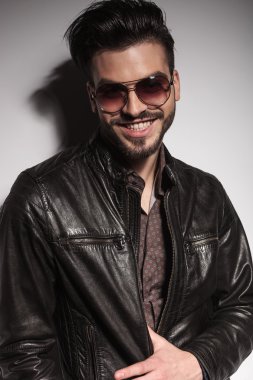 Ceketinde parmağını tutan genç moda.