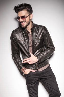 Uzağa bakarken gülümseyen mutlu genç moda adam