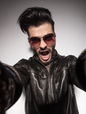 Kamerayı tutarken bağırarak rahat moda adam