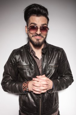 Ellerini bir arada tutan geçici moda adam