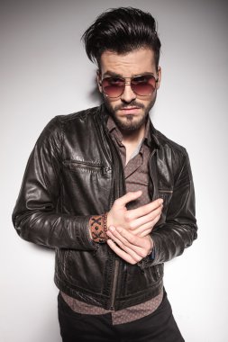 Genç Moda adam komik bir surat 