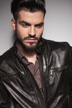 yakışıklı moda adam aşağı bakıyor