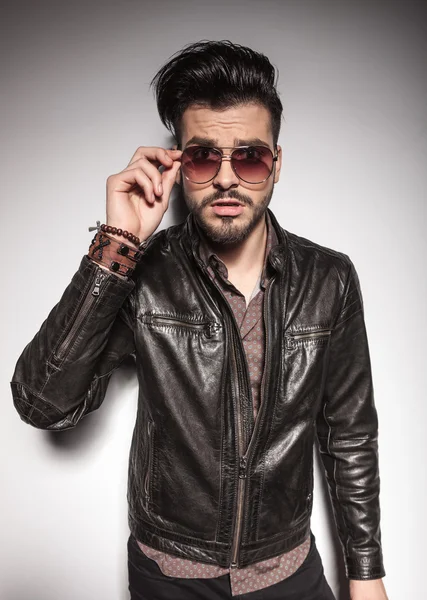 Surprised young fashion man taking off his sunglasses — Stock Photo, Image