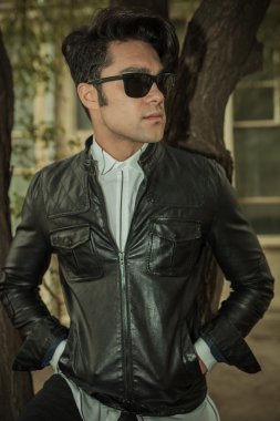 ağaçlar poz genç casual adam