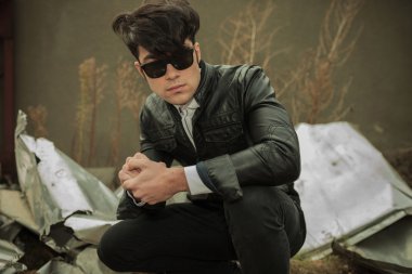 mam onun elele birlikte oturma sırasında moda