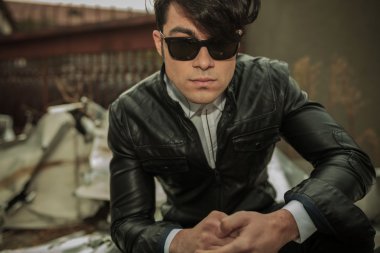 eski fabrika oturan genç moda adam