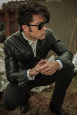 casual adam ellerini bir arada tutan 