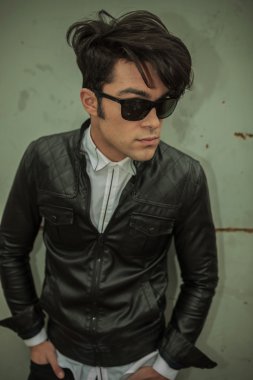 moda adam onun tarafına bakan