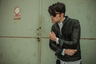 moda adam onun kol sabitleme