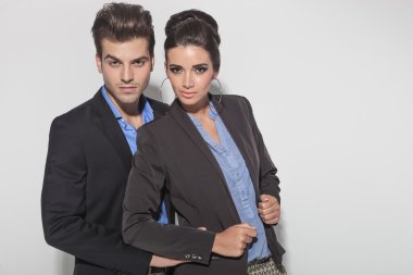 Yakışıklı genç moda adam sevgilisi holding 