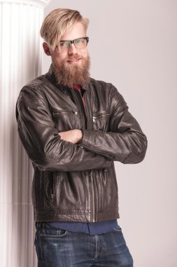 sakallı adam ayakta beyaz bir sütun 