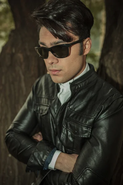 Pensive young fashion man holding his hands crossed — Stock Photo, Image