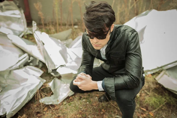 Visão superior de um jovem homem de moda olhando para baixo — Fotografia de Stock