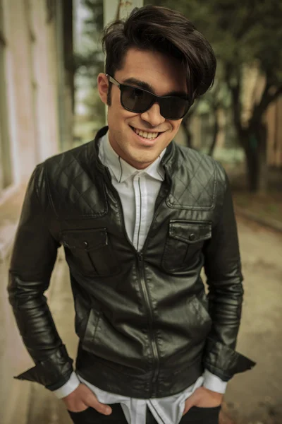 Young fashion man smiling to the camera — Stock Photo, Image