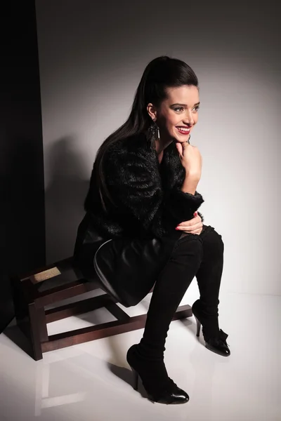 Young elegant woman sitting while laughing. — Stock Photo, Image