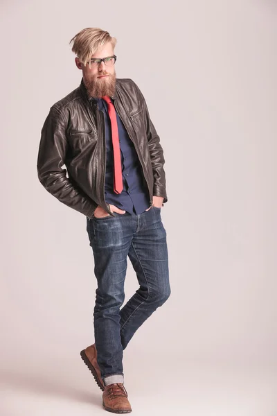 Casual man standing on studio background — Stock Photo, Image