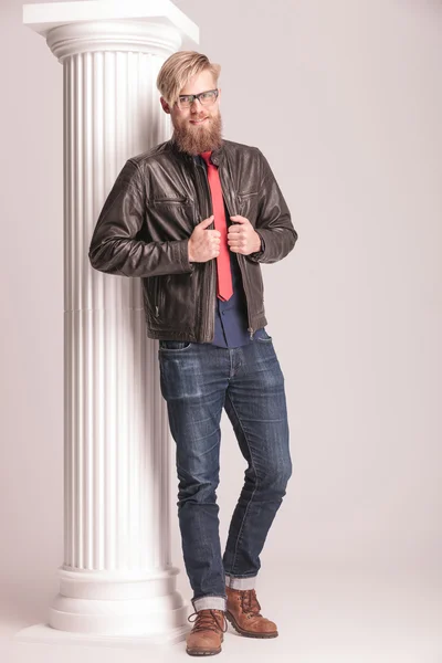Casual young man fixing his leather jacket — Stock Photo, Image