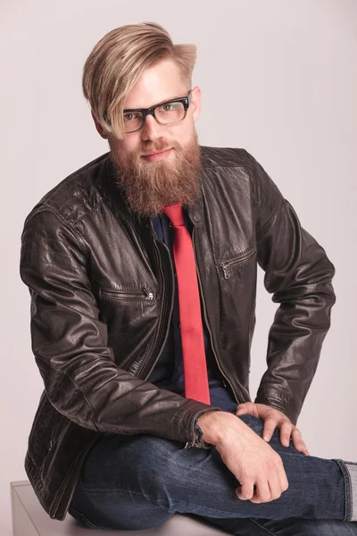 Beard man sitting and smiling at the camera — Stock Photo, Image