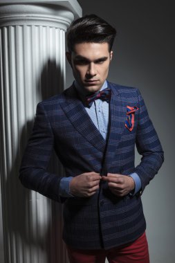 moda erkek ceketi kapatılması sırasında aşağı bakıyor